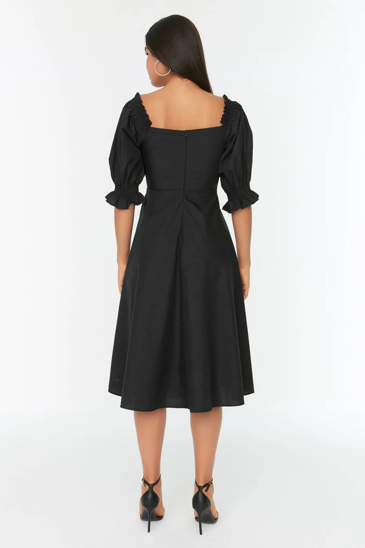 Trendyol Collection  Schwarzes, detailliertes Webkleid mit Ärmeln TWOSS22EL2817