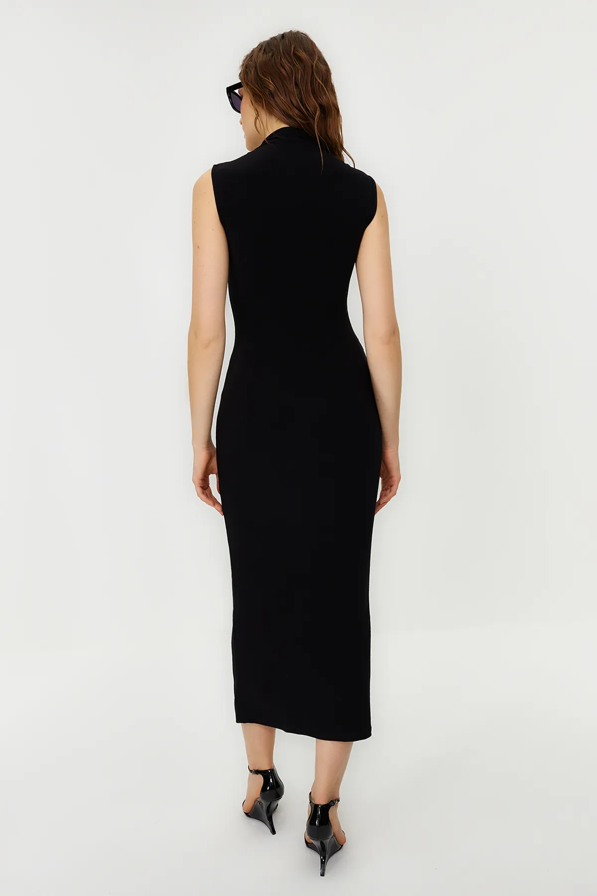 Trendyol Collection  Schwarzes ärmelloses, drapiertes, figurbetontes Maxi-Bleistiftkleid aus flexiblem Strick TWOSS24EL00101