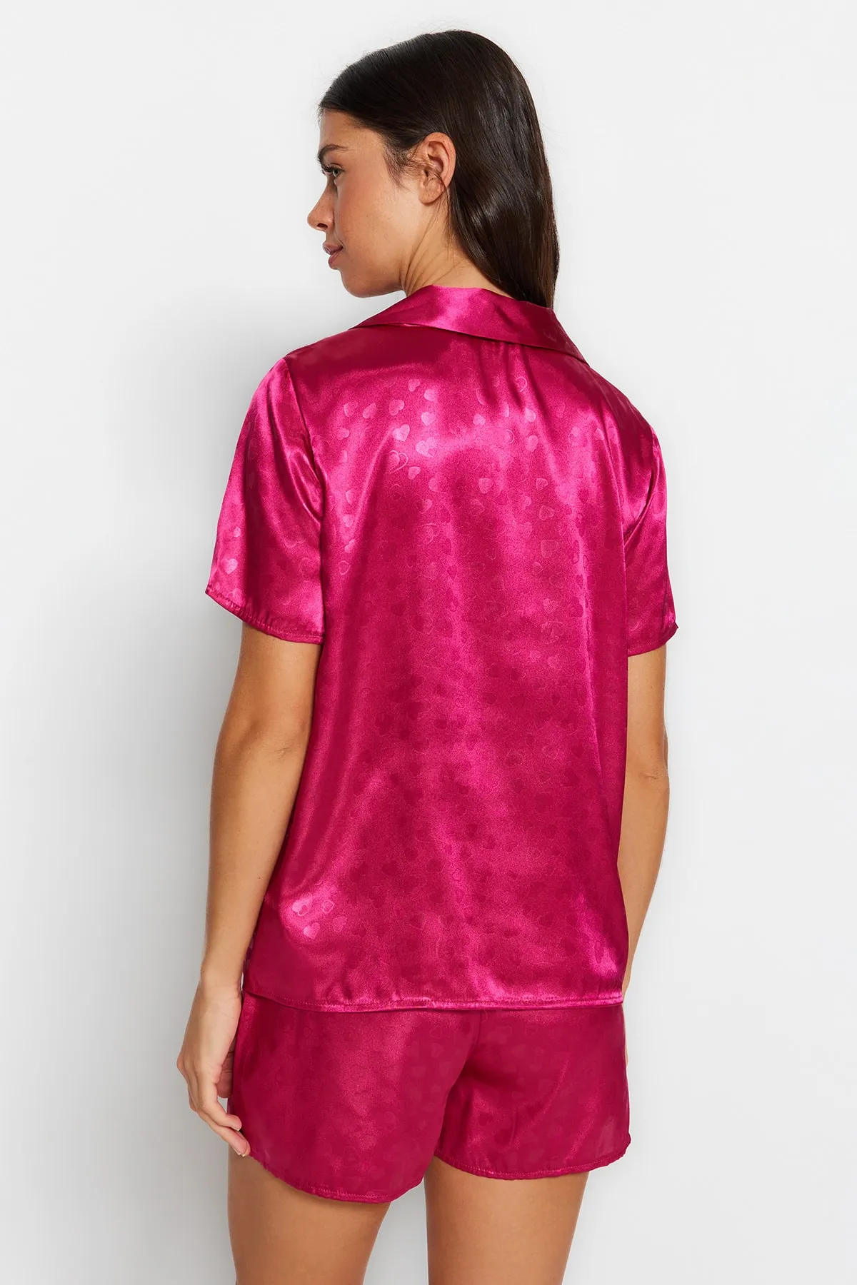 Trendyol Collection  Rosa Pyjama-Set aus gewebtem Satin mit Herzen THMSS23PT00237