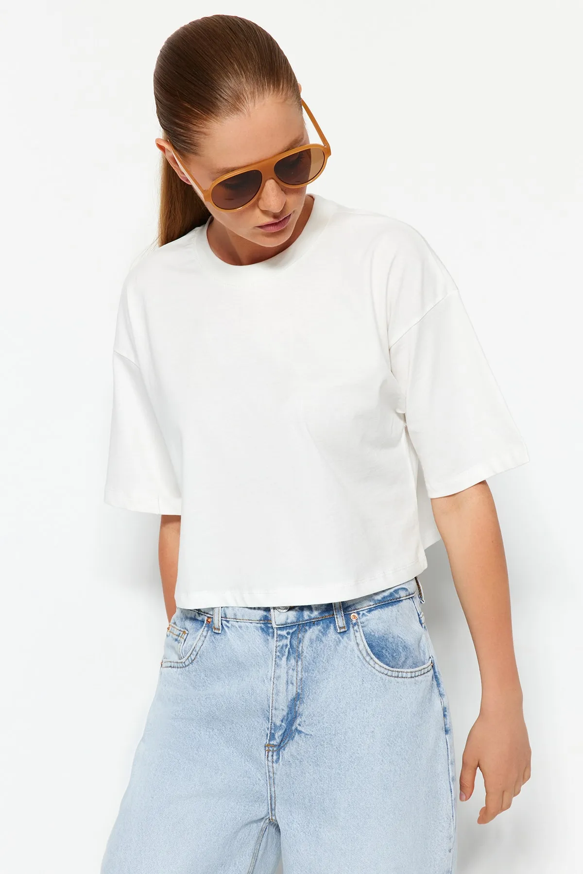 Trendyol Collection  Hochwertiges, kurz geschnittenes Strick-T-Shirt aus 100 % ecrufarbener Baumwolle TWOSS23TS00038