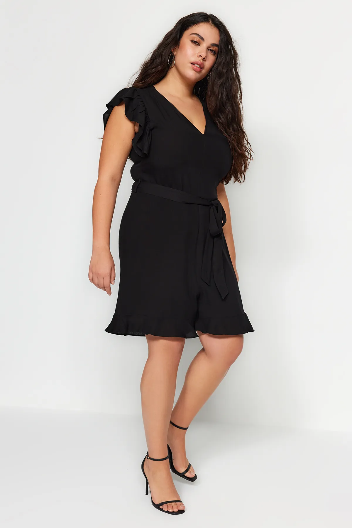 Trendyol Curve  Schwarzer gewebter Overall mit Gürtel TBSSS22TU0184