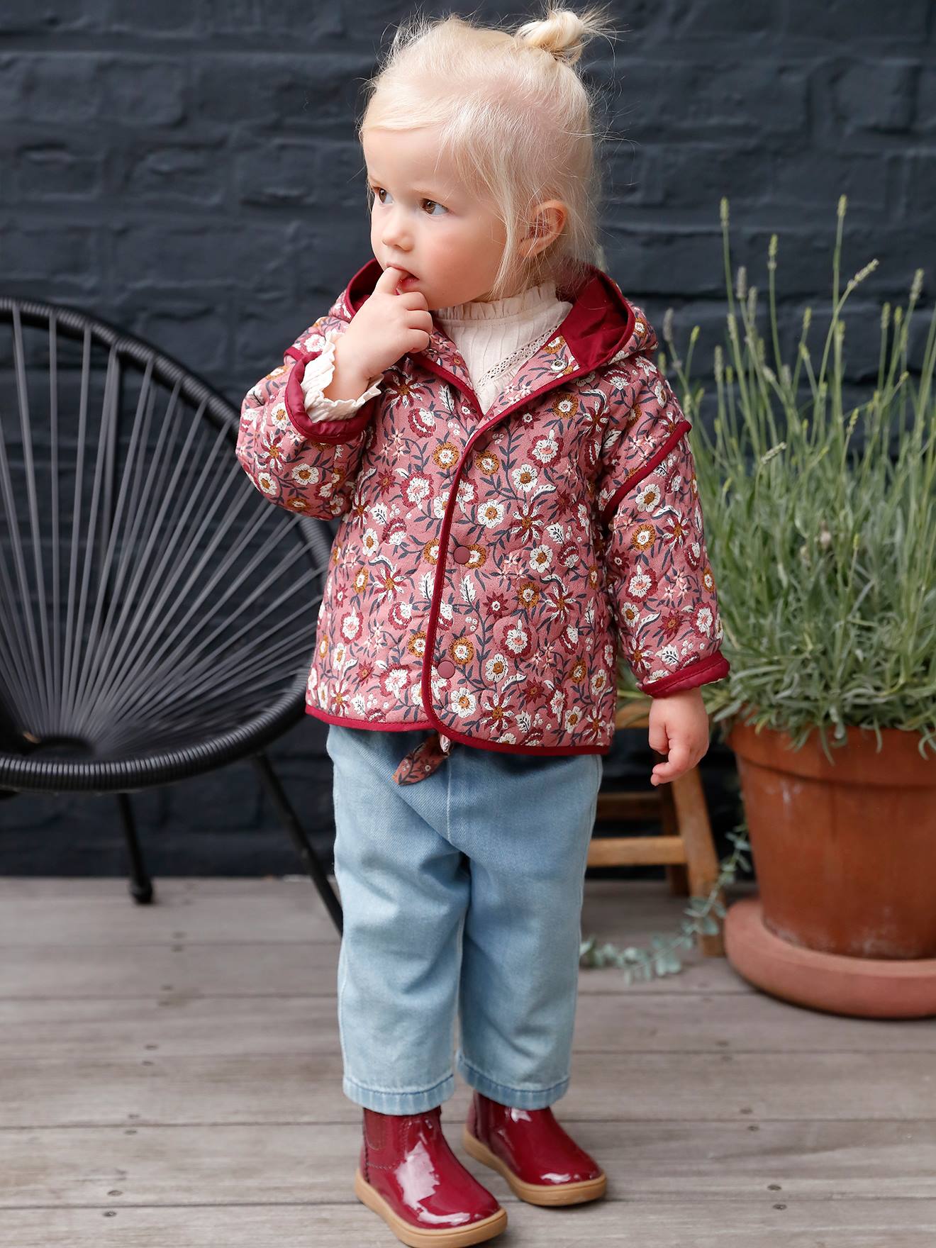 Veste matelassée bébé avec capuche bordeaux imprimé