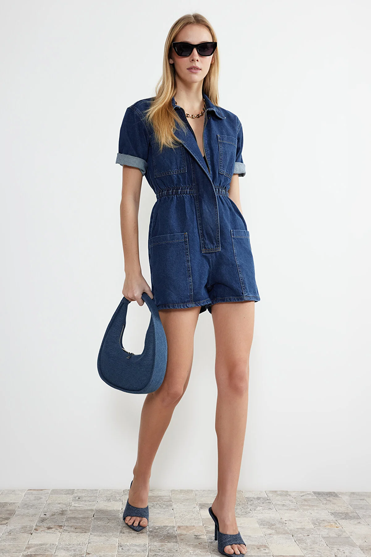 Trendyol Collection  Dunkelblauer Denim-Shorts-Overall mit elastischem Bund TWOSS24TU00017