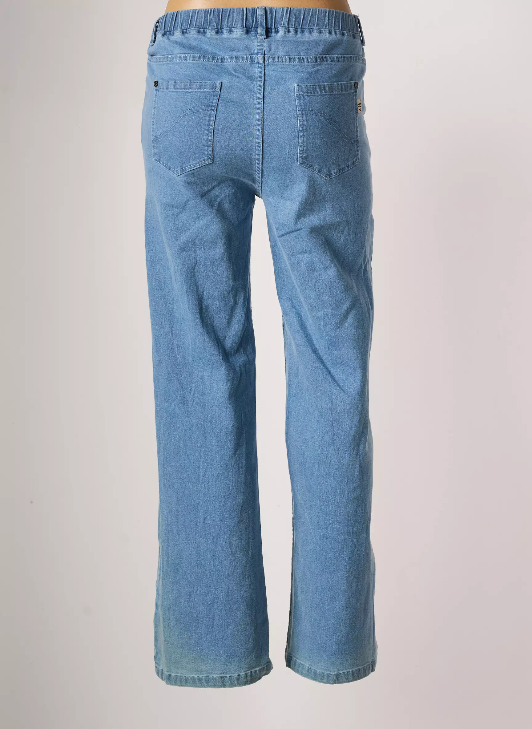 Agathe   Louise Jeggins Femme couleur bleu