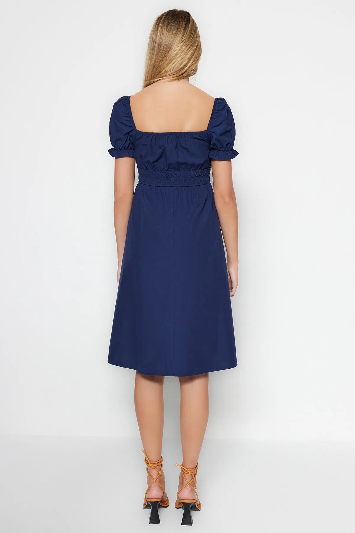 Trendyol Collection  Marineblaues Midi-Webkleid mit Ballonärmeln und Taillenöffnung TWOSS22EL1768
