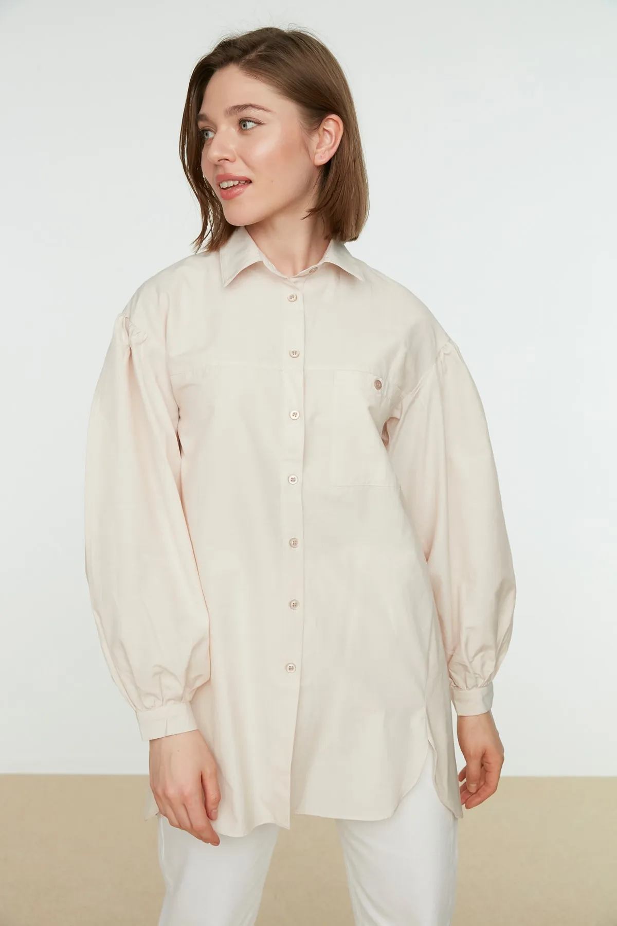 Trendyol Modest  Basic-Gewebtes Hemd mit steinfarbenen Ballonärmeln und langem Taschendetail auf der Rückseite TCTSS21GO0976