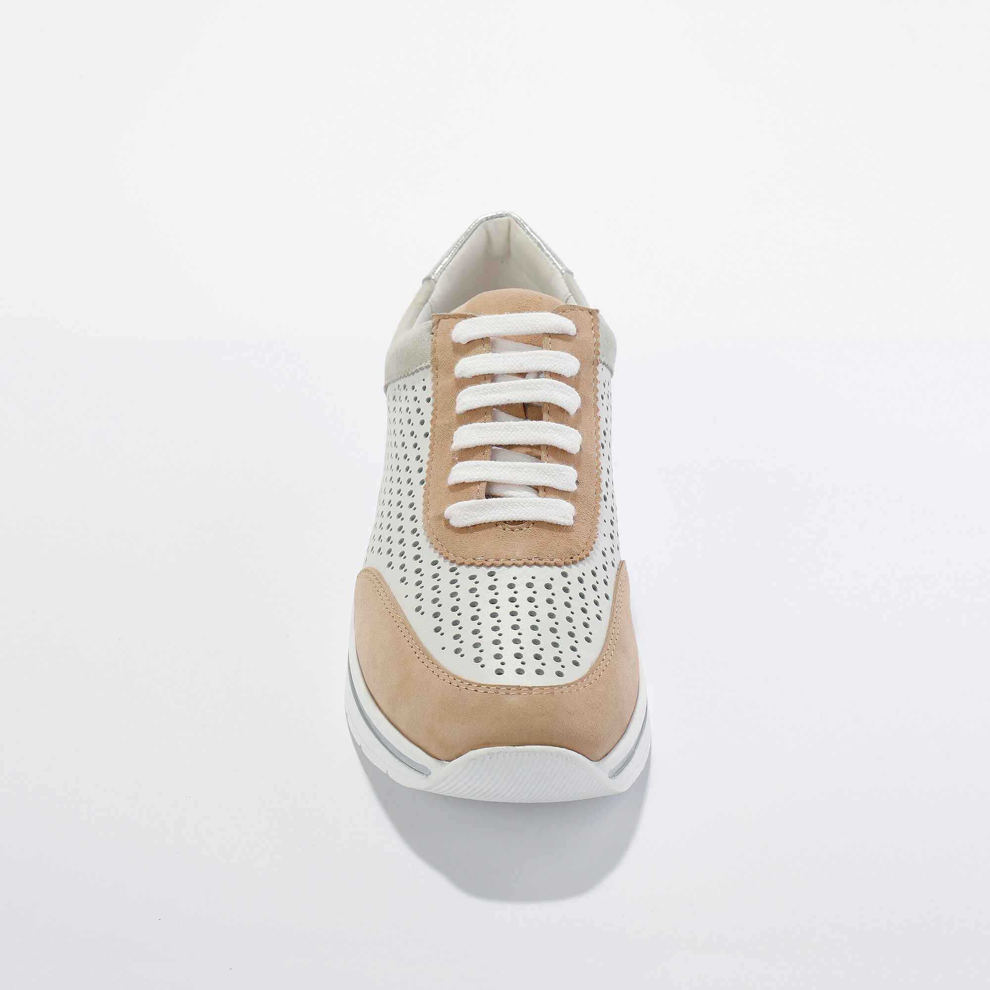 Baskets cuir bicolore ajourées avec languette et lacets
