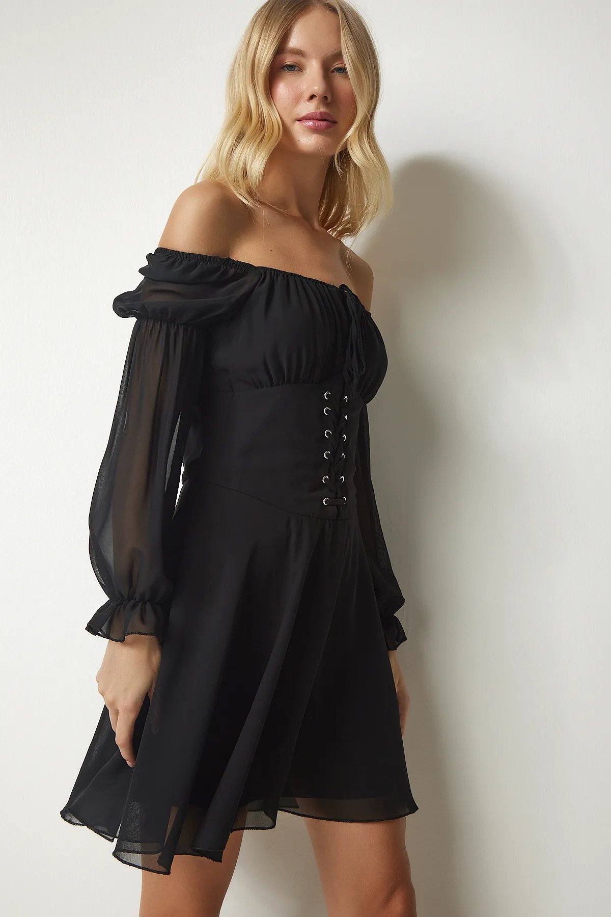 Happiness İstanbul  Schwarzes Mini-Chiffonkleid mit Ösendetails für Damen EY00011