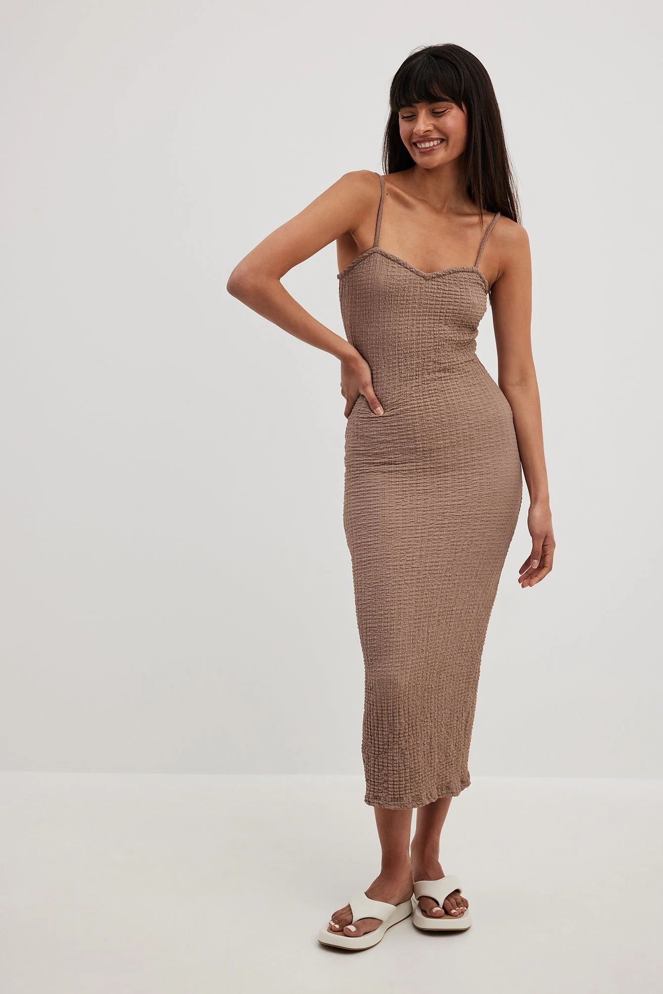 Strukturiertes Midi-Trägerkleid