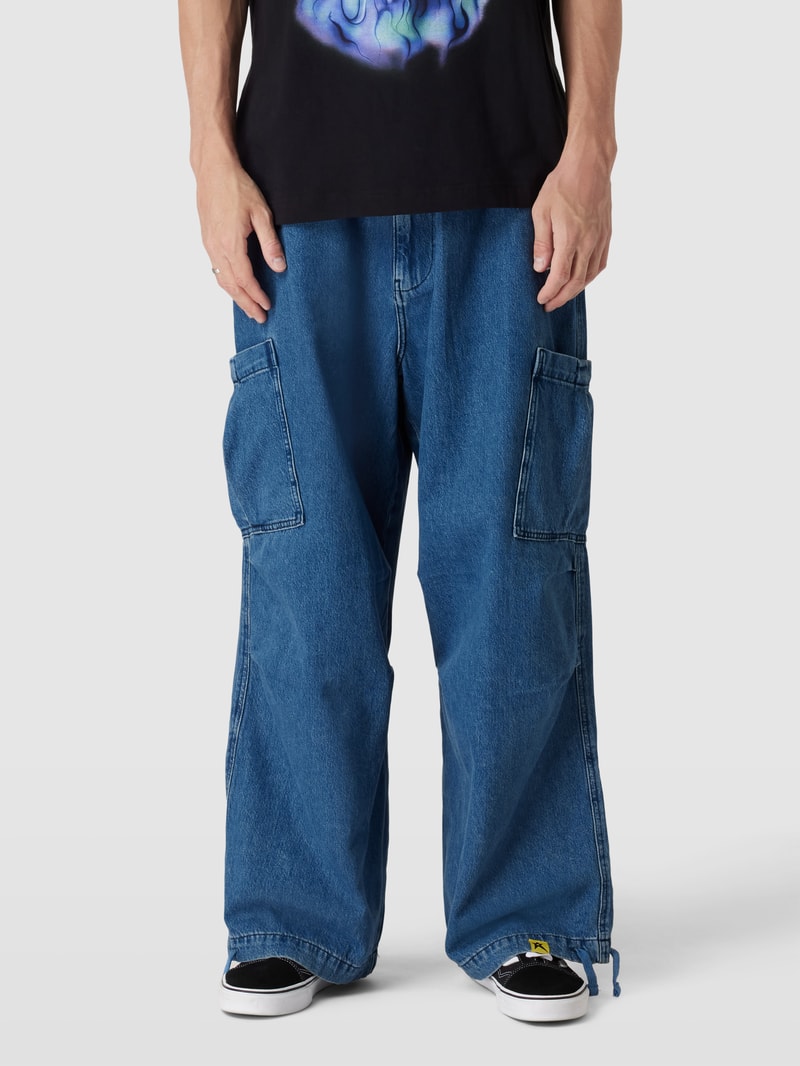 Jeans mit Cargotaschen in blau
