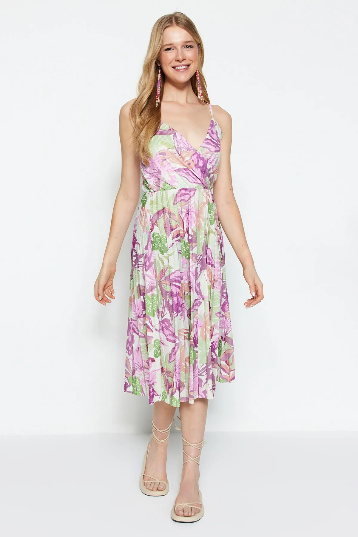 Trendyol Collection  Fliederfarbenes, floral gemustertes Midi-Kleid mit offener Taille/Skater, zweireihig, plissiert, flexibles Strickkleid TWOSS20EL2729