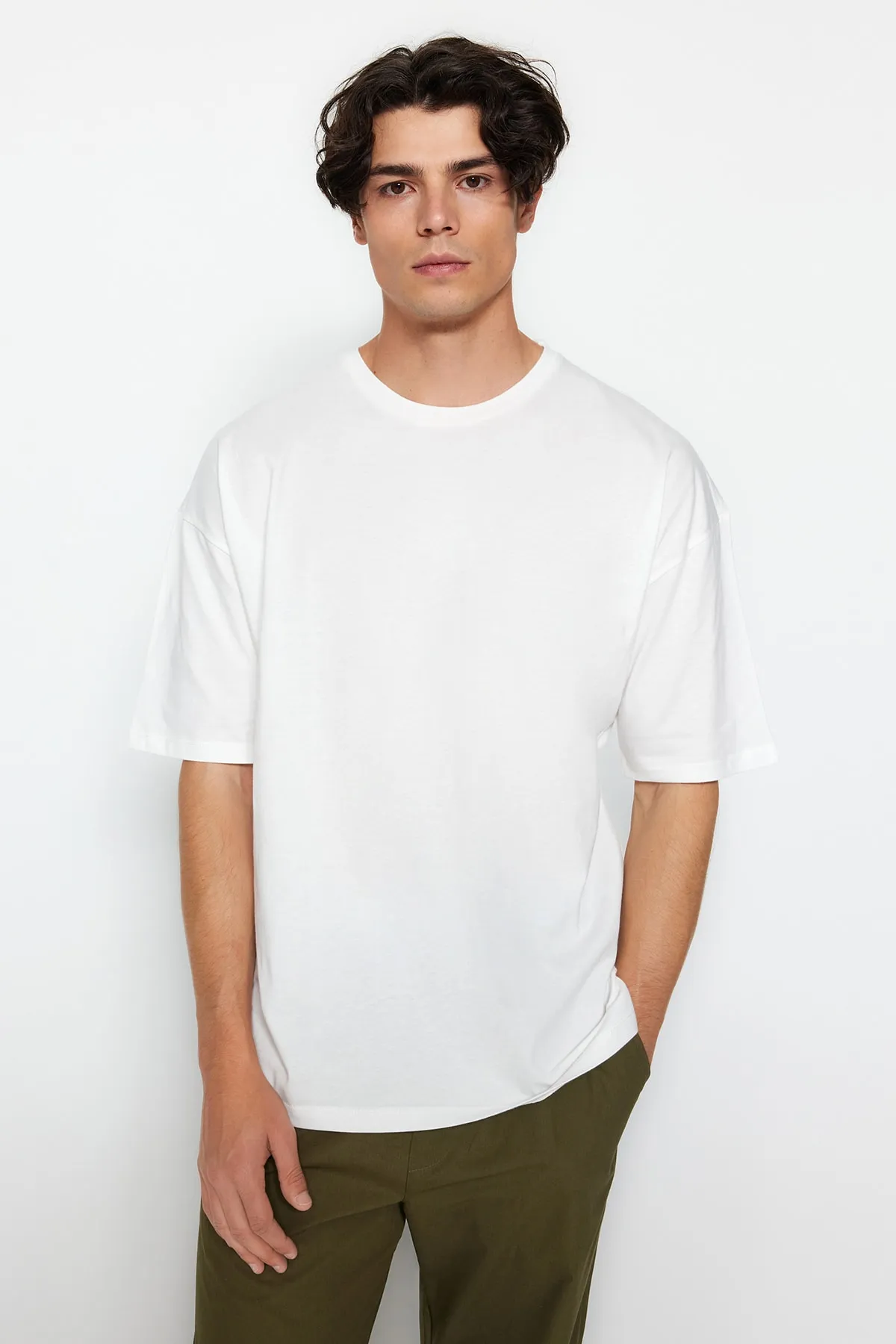 Trendyol Collection  Ecru Unisex-Strick-T-Shirt in Übergröße/weiter Passform mit künstlerischem Aufdruck auf der Rückseite TMNSS23TS00151
