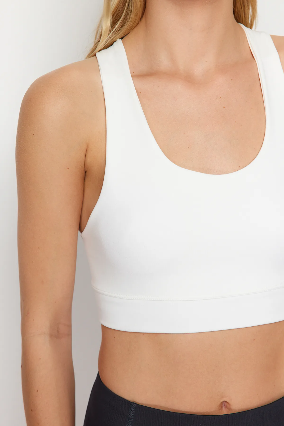 Trendyol Collection  Weißer Sport-BH aus Strick mit Trägern und Styling-Funktion THMSS24SS00018