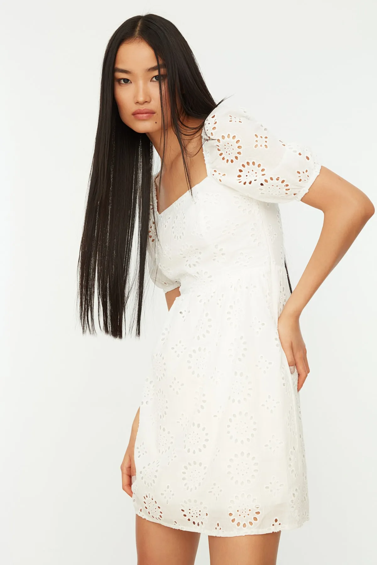 Trendyol Collection  Ecrufarbenes A-Linien-gefüttertes Minikleid aus gewebtem Brode TWOSS21EL0474