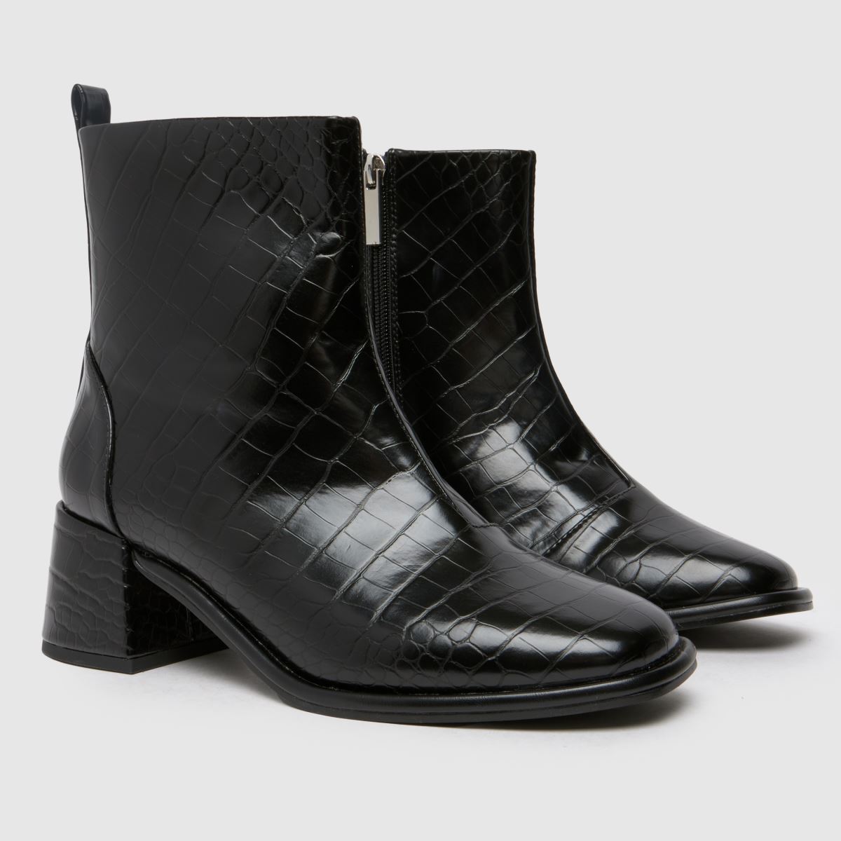 Schuh – Svarta stövlar med krokodilmönster och bred passform