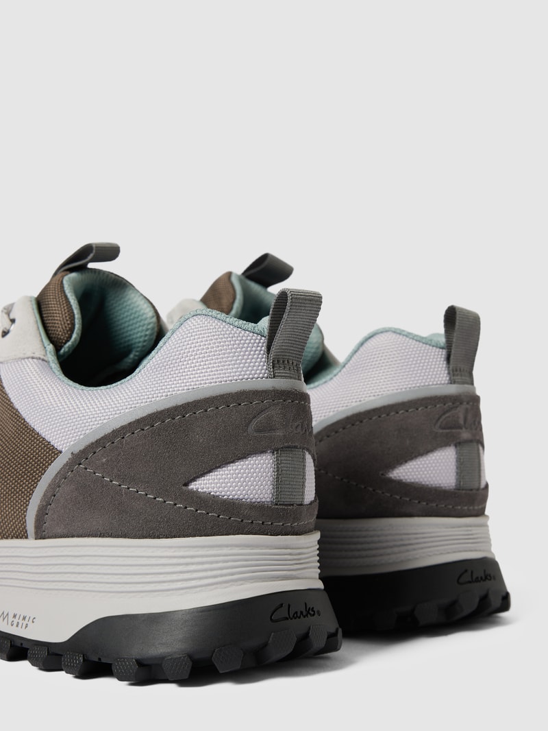 Sneaker mit Label-Details in dunkelgrau