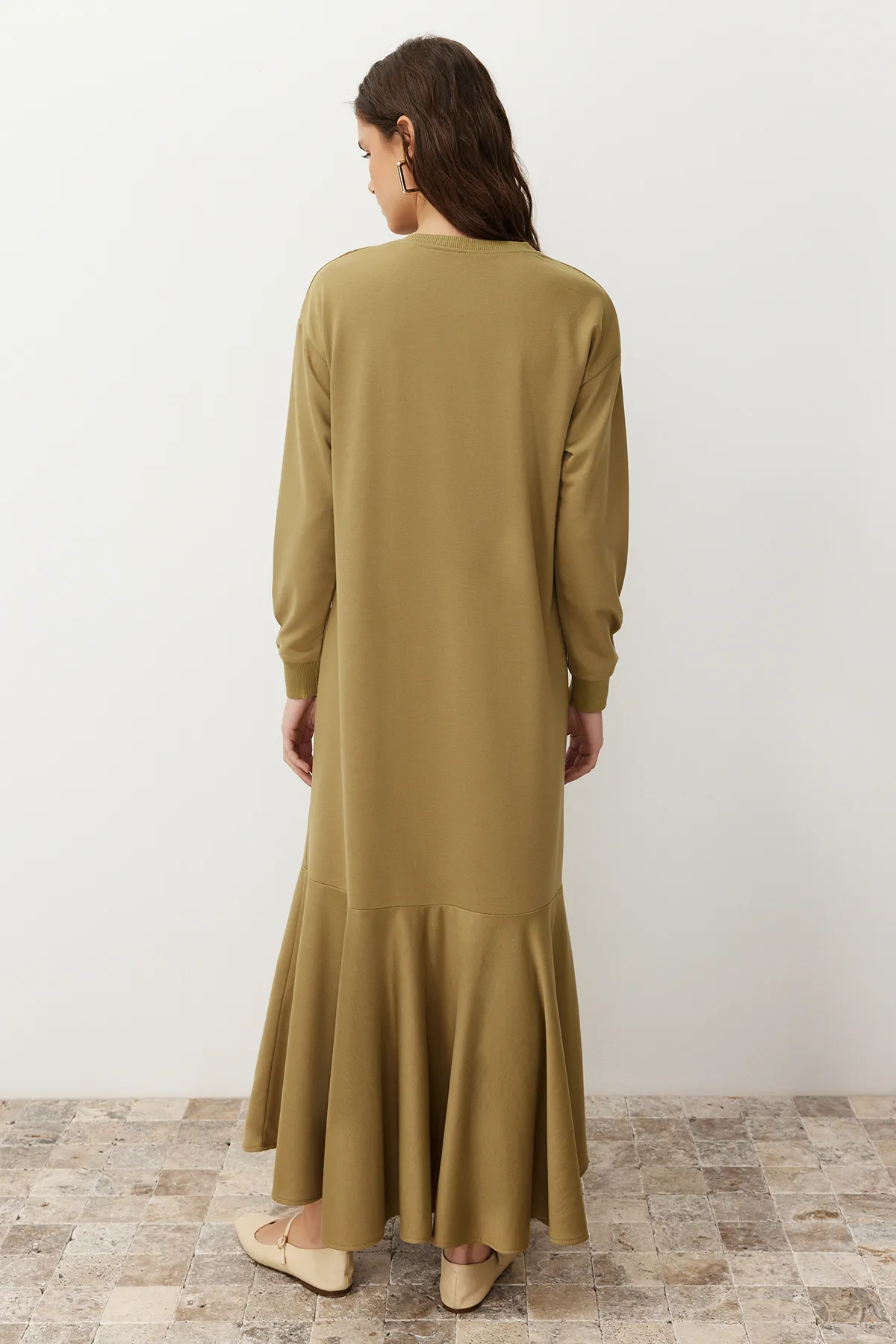 Trendyol Modest  Khakifarbenes Strickkleid mit Rundhalsrock und Volant TCTSS22EB0219