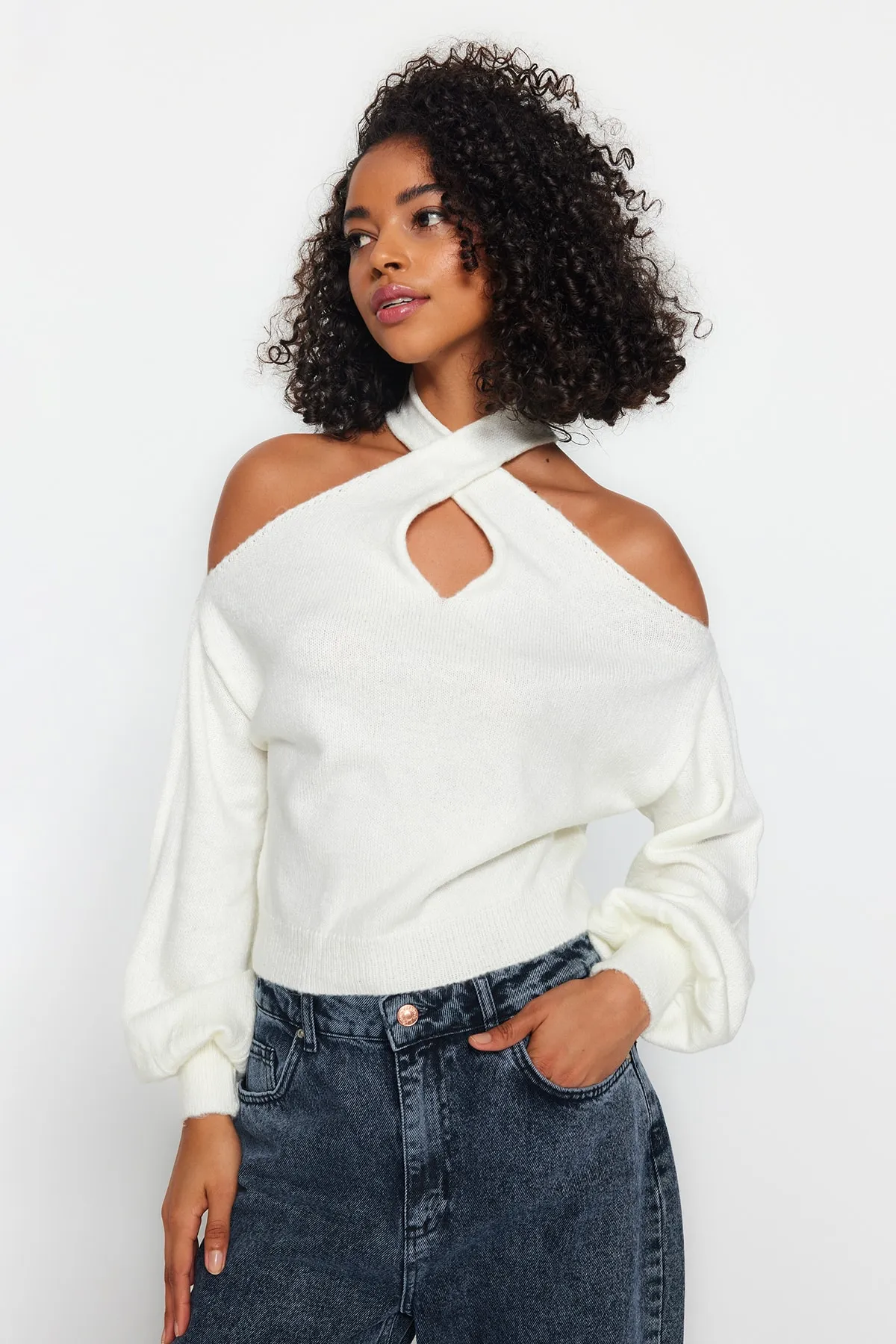 Trendyol Collection  Ecrufarbener Strickpullover mit weicher Struktur und Fenster/Cut-Outs TWOAW24KZ00166