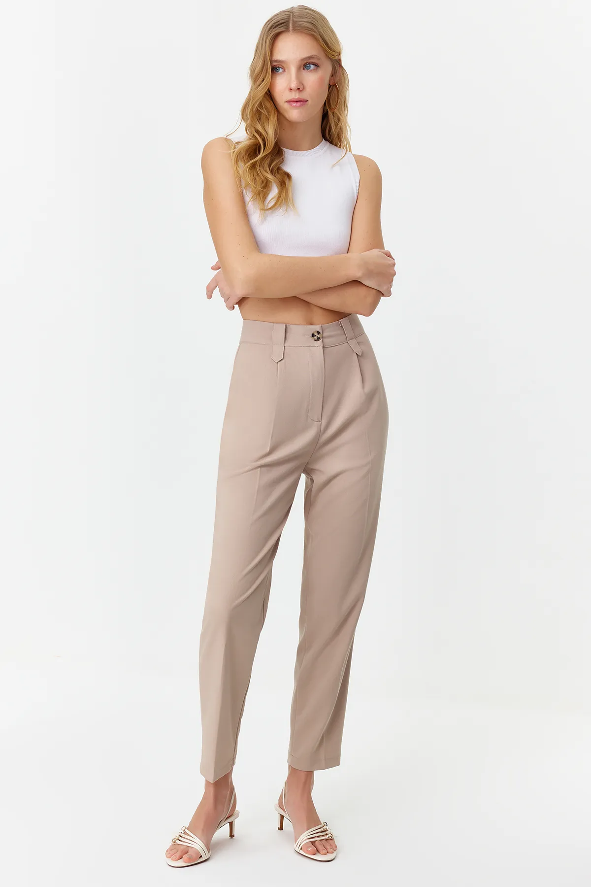 Trendyol Collection  Hellbraune Karottenhose aus Polyviscon-Gewebe mit hoher Taille TWOSS22PL0280