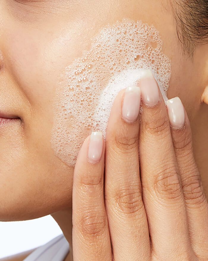 Nettoyant visage moussant. Gel nettoyant moussant pour peaux normales à grasses.