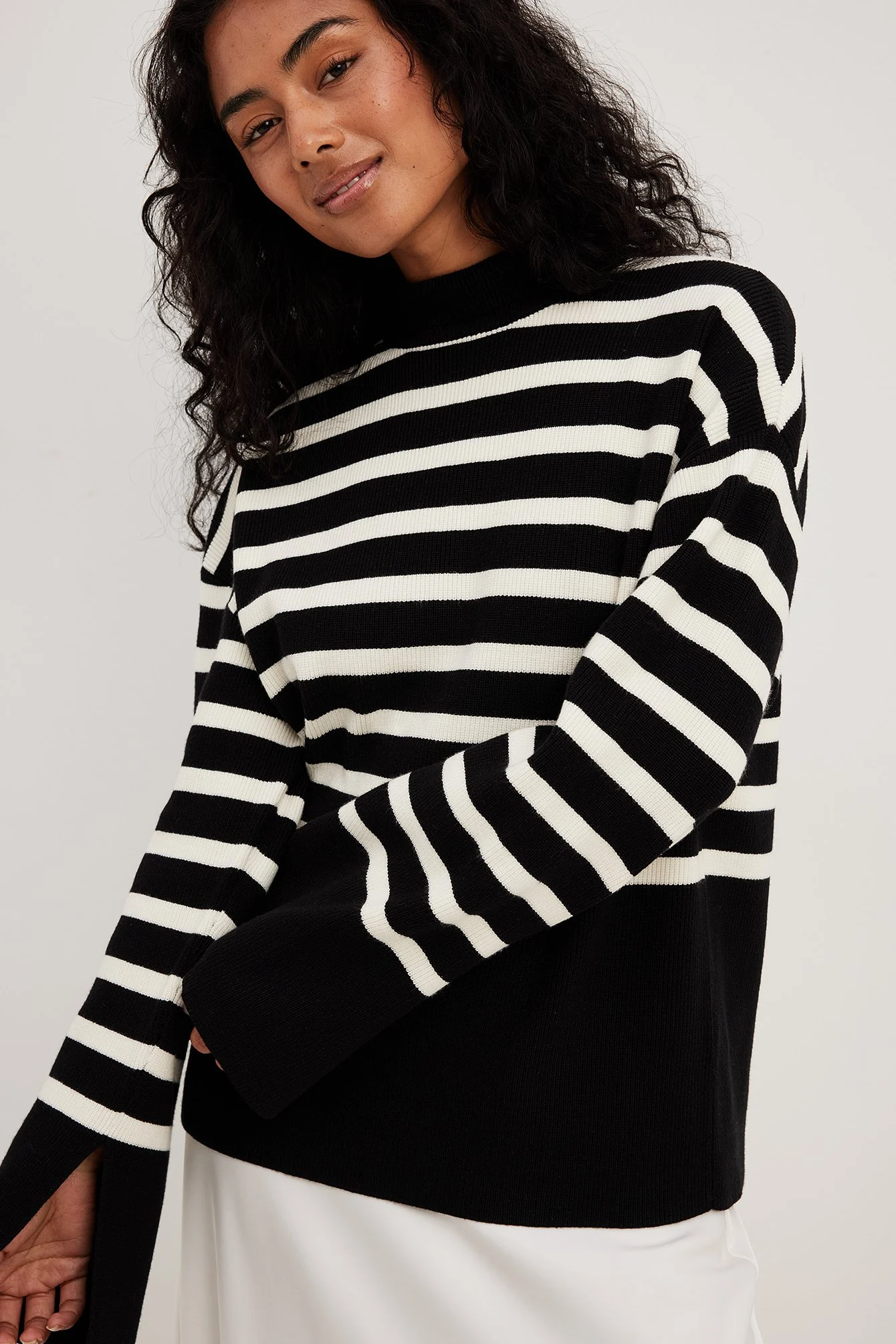 Gestreifter Strickpullover mit Rollkragen