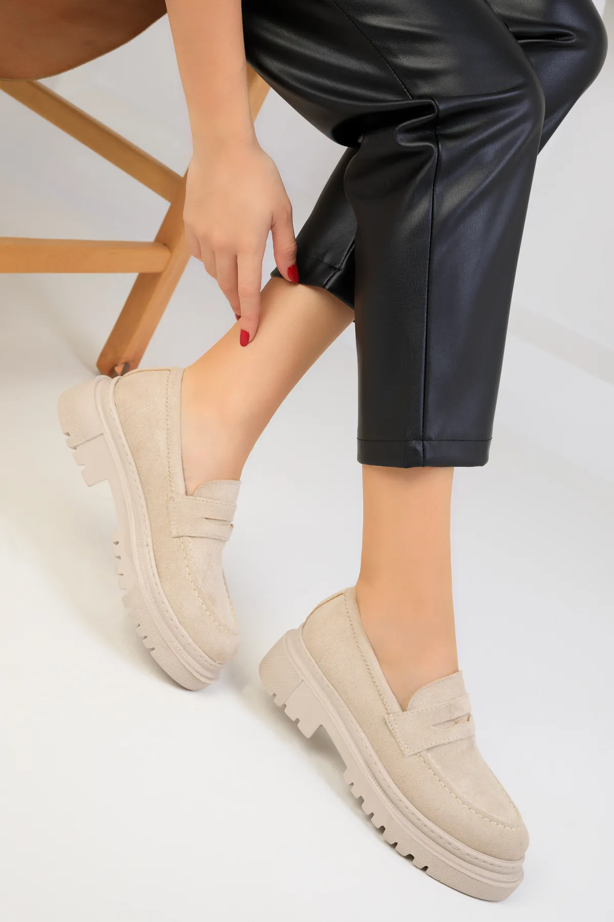 SOHO  Hautfarbene Wildleder-Freizeitschuhe für Damen 17762