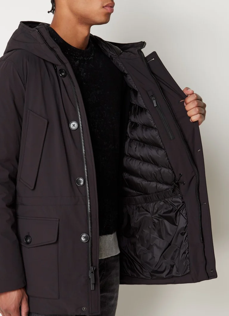 Parka Woolrich Arctic s péřovou výplní a klopovými kapsami
