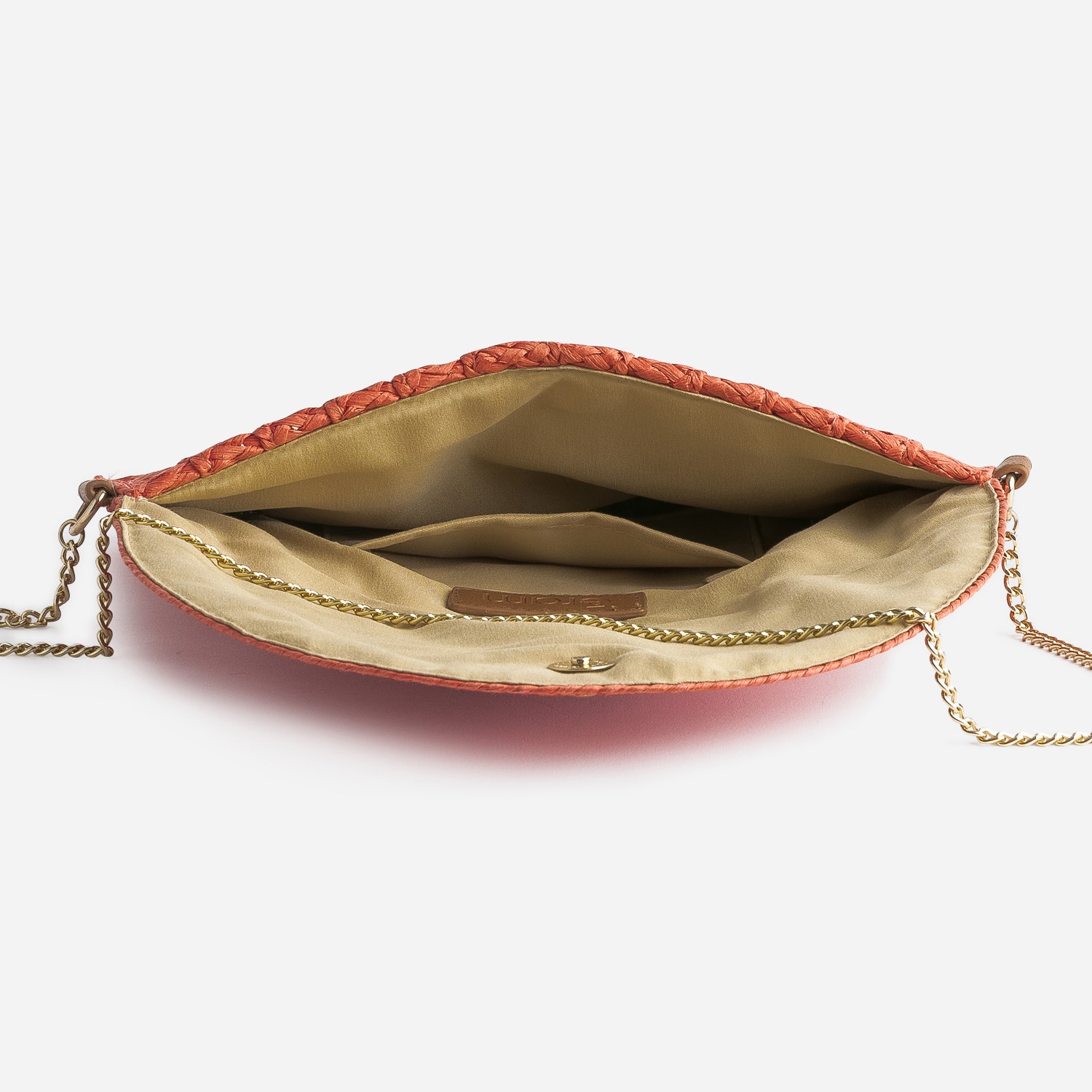 Sac pochette orange en papier tressé et clouté