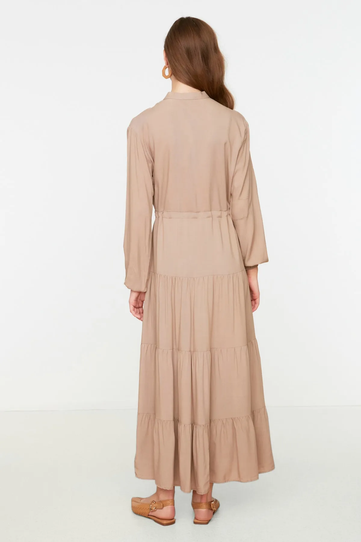 Trendyol Modest  Gewebtes Kleid mit Vergrößerungskragen und geraffter Taille in Nerzfarbe TCTSS22EB0110