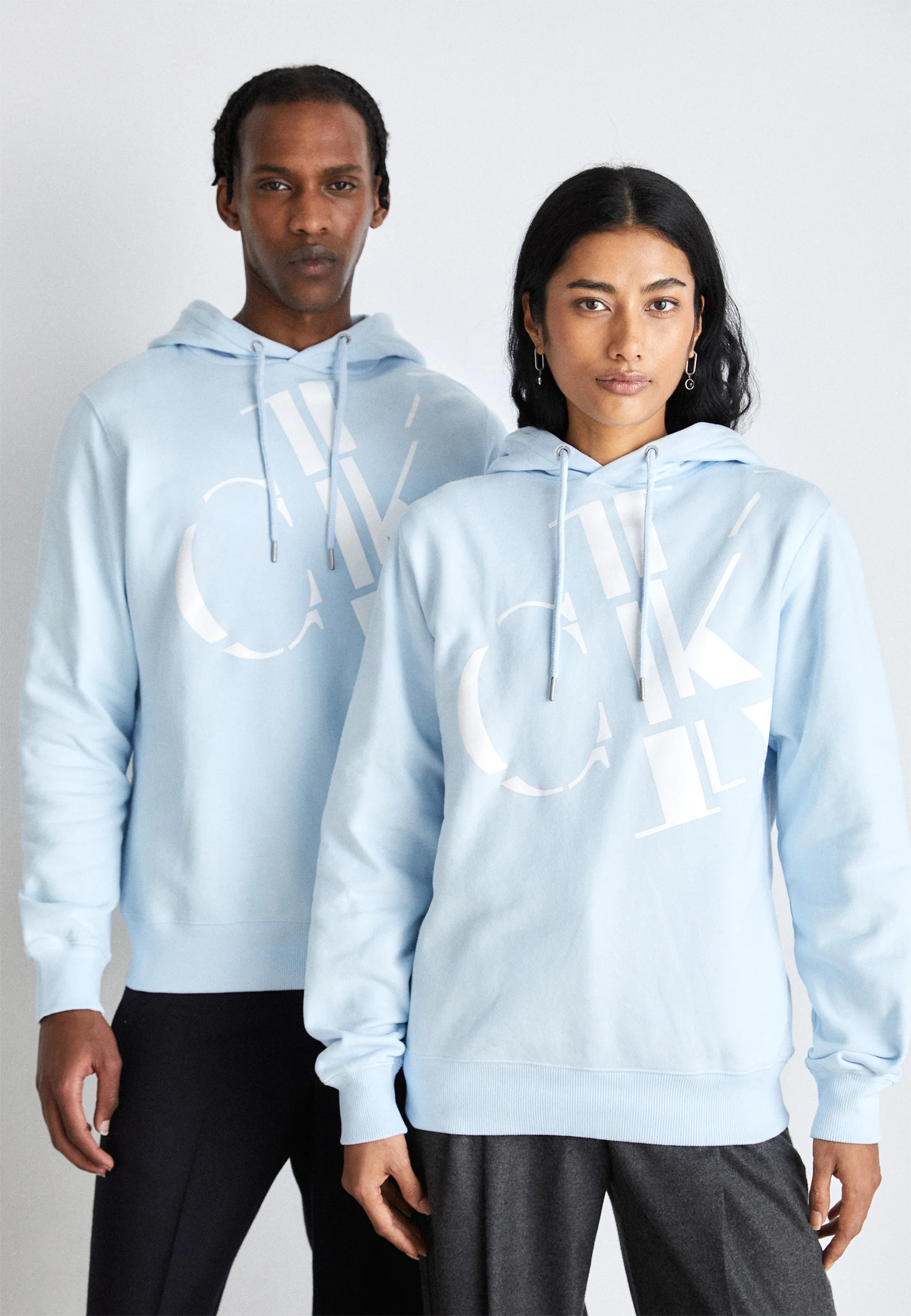 Sudadera con capucha Calvin Klein Jeans Regular con logotipos dispersos, unisex