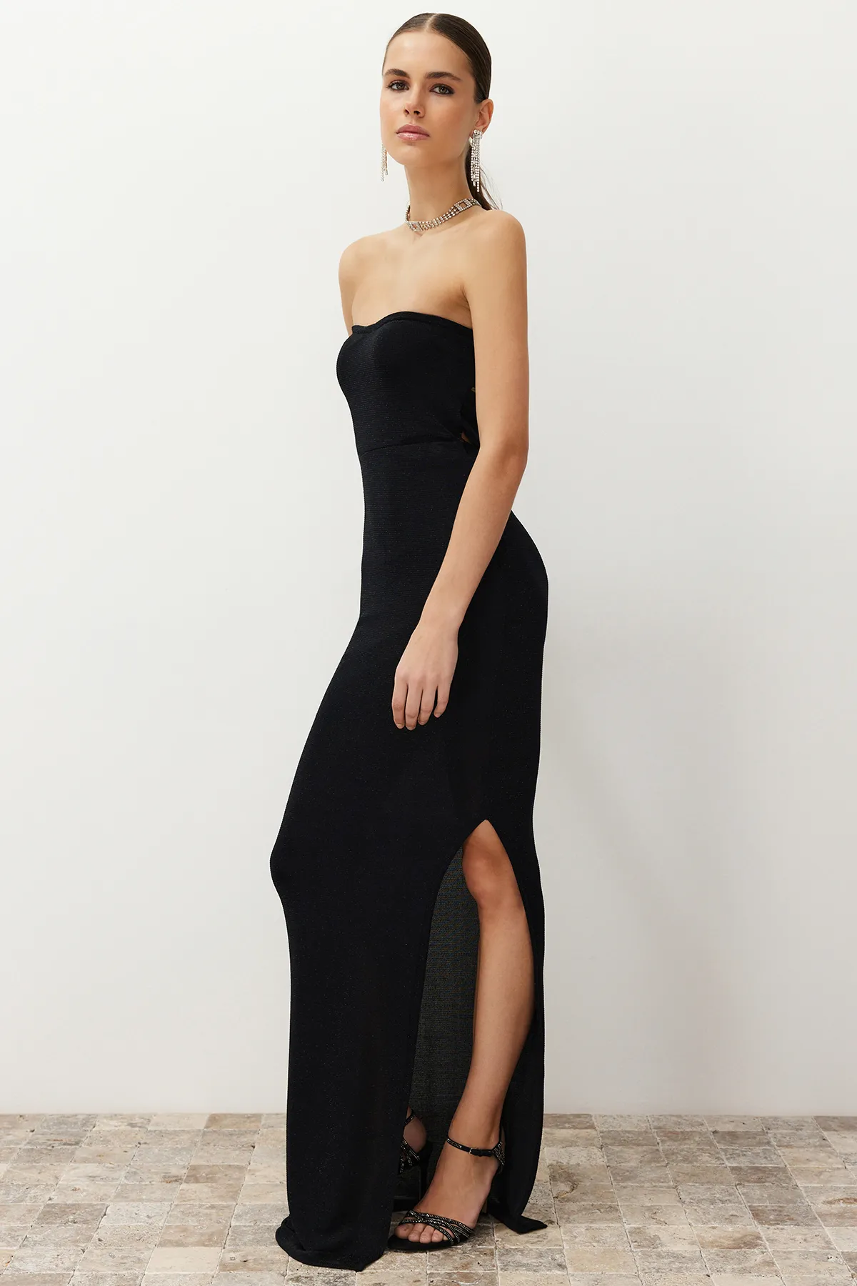 Trendyol Collection  Schwarzes, figurbetontes, gefüttertes, langes Abendkleid mit Glitzer TPRSS24AE00114