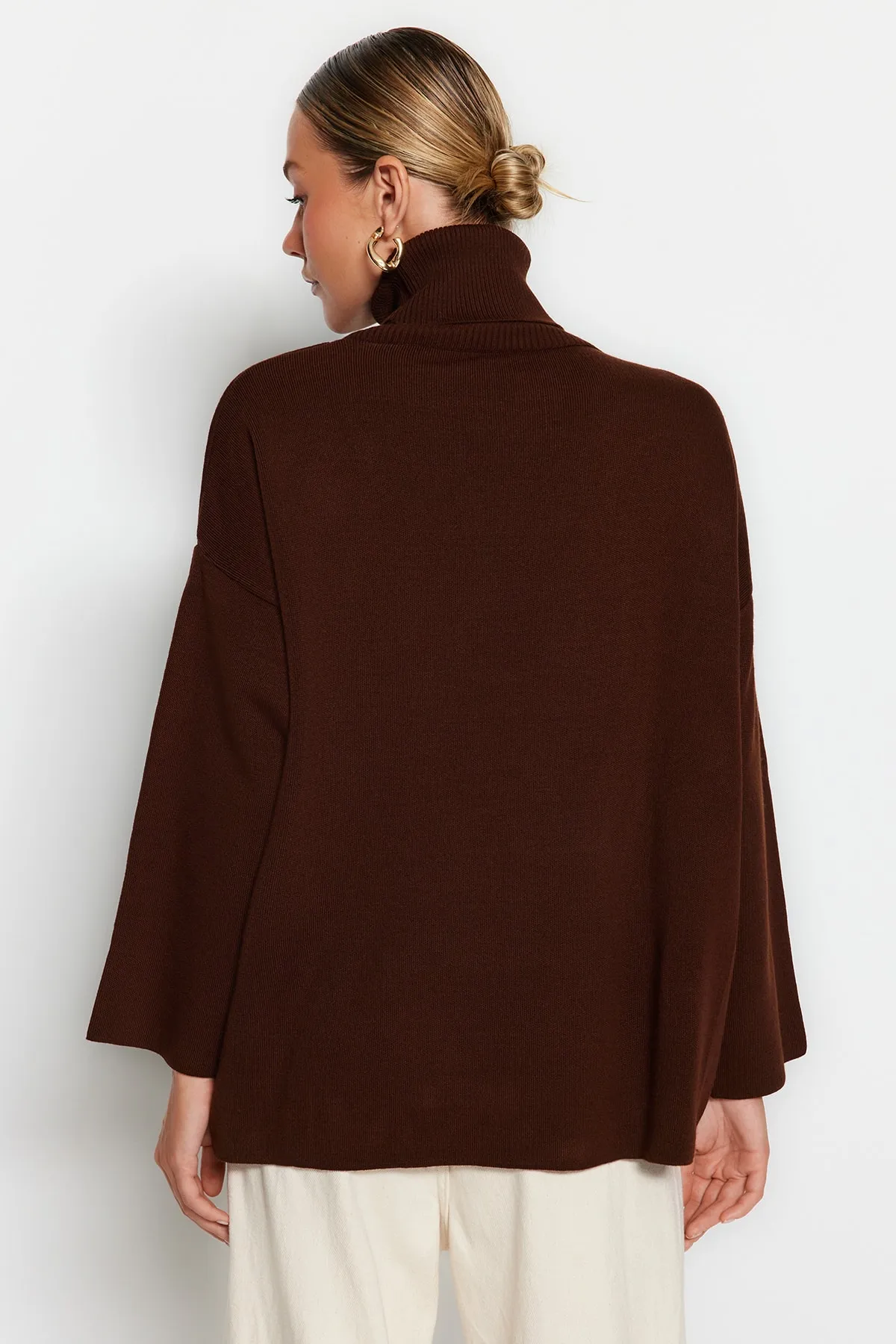Trendyol Collection  Brauner Basic-Strickpullover mit weiter Passform TWOAW23KZ00206
