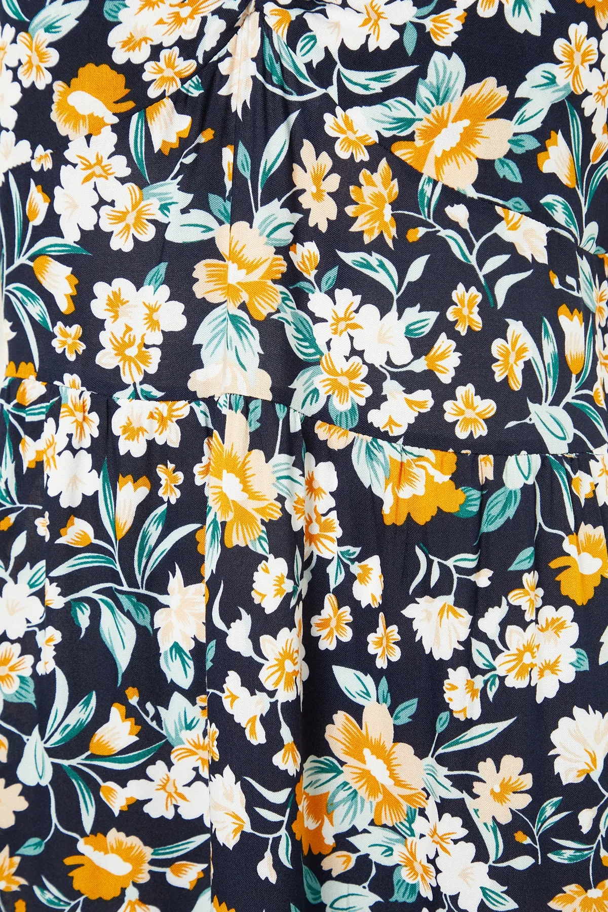 Trendyol Curve  Marineblaues Kleid mit floralem Muster und gewebten Rüschendetails TBBSS22EL1600
