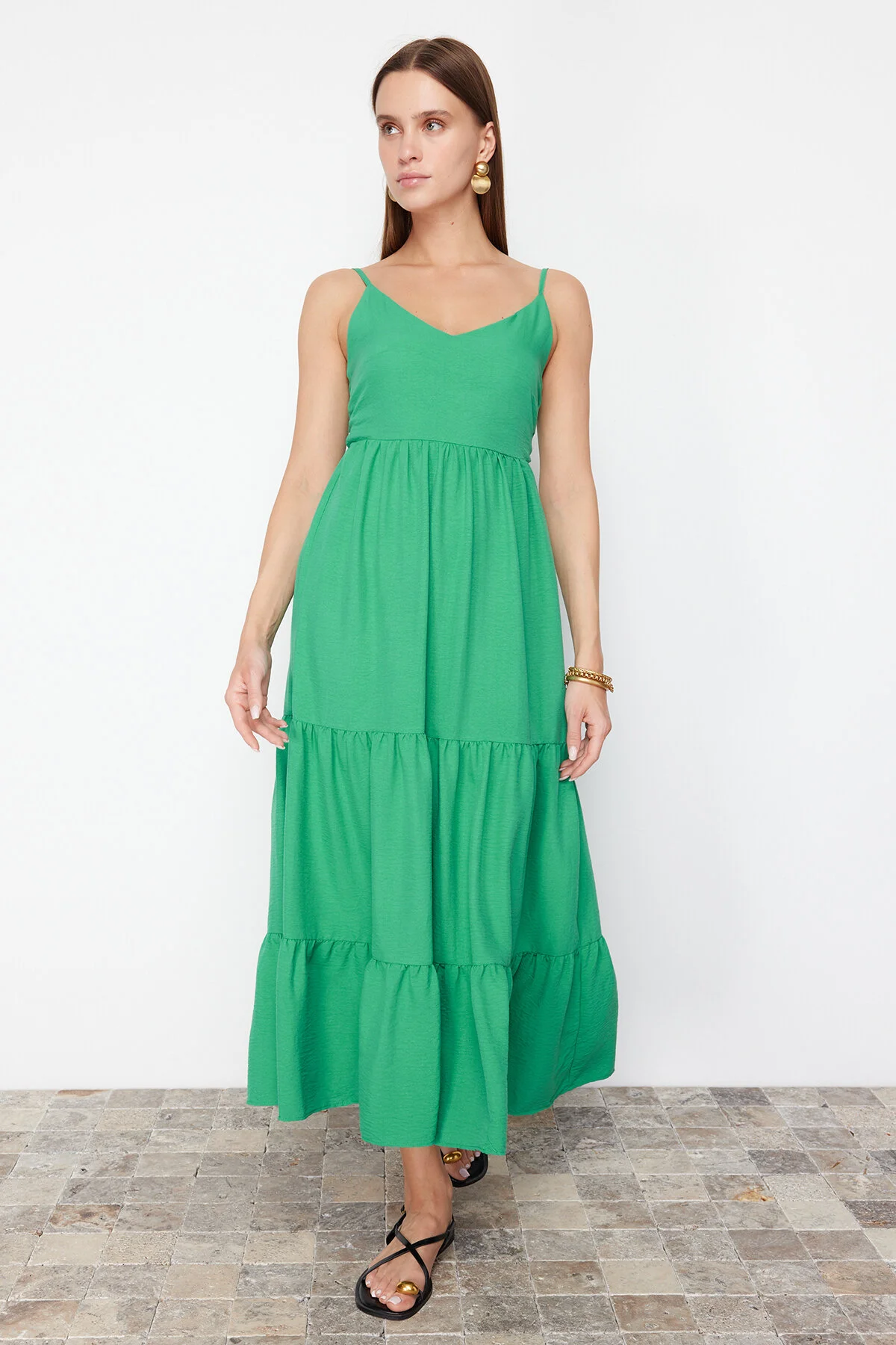 Trendyol Collection  Grüner Rock, Volant-Rücken, Bindedetail am Riemchen, gewebtes Maxikleid TWOSS23EL00027