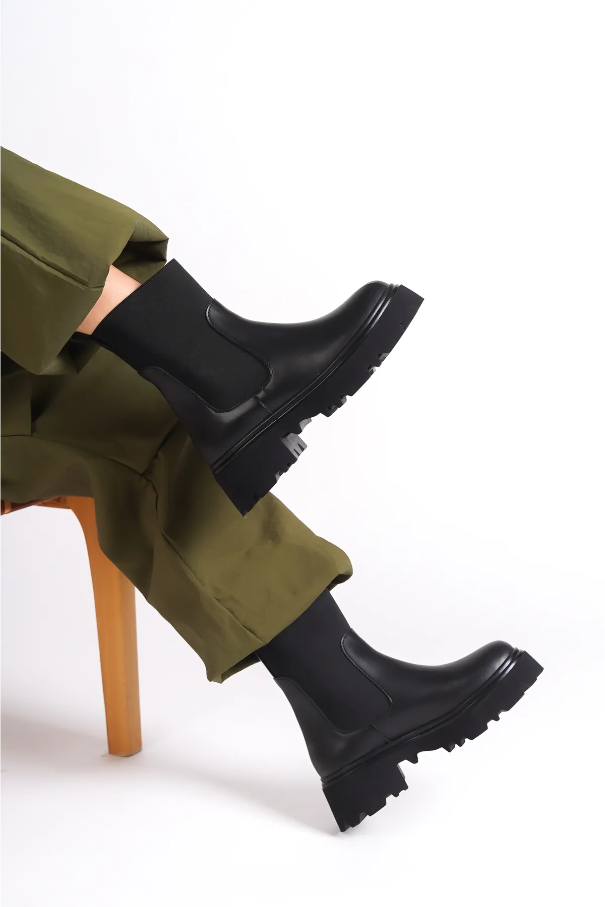 Capone Outfitters  Damenstiefel mit runder Zehenpartie und elastischer Trak-Sohle