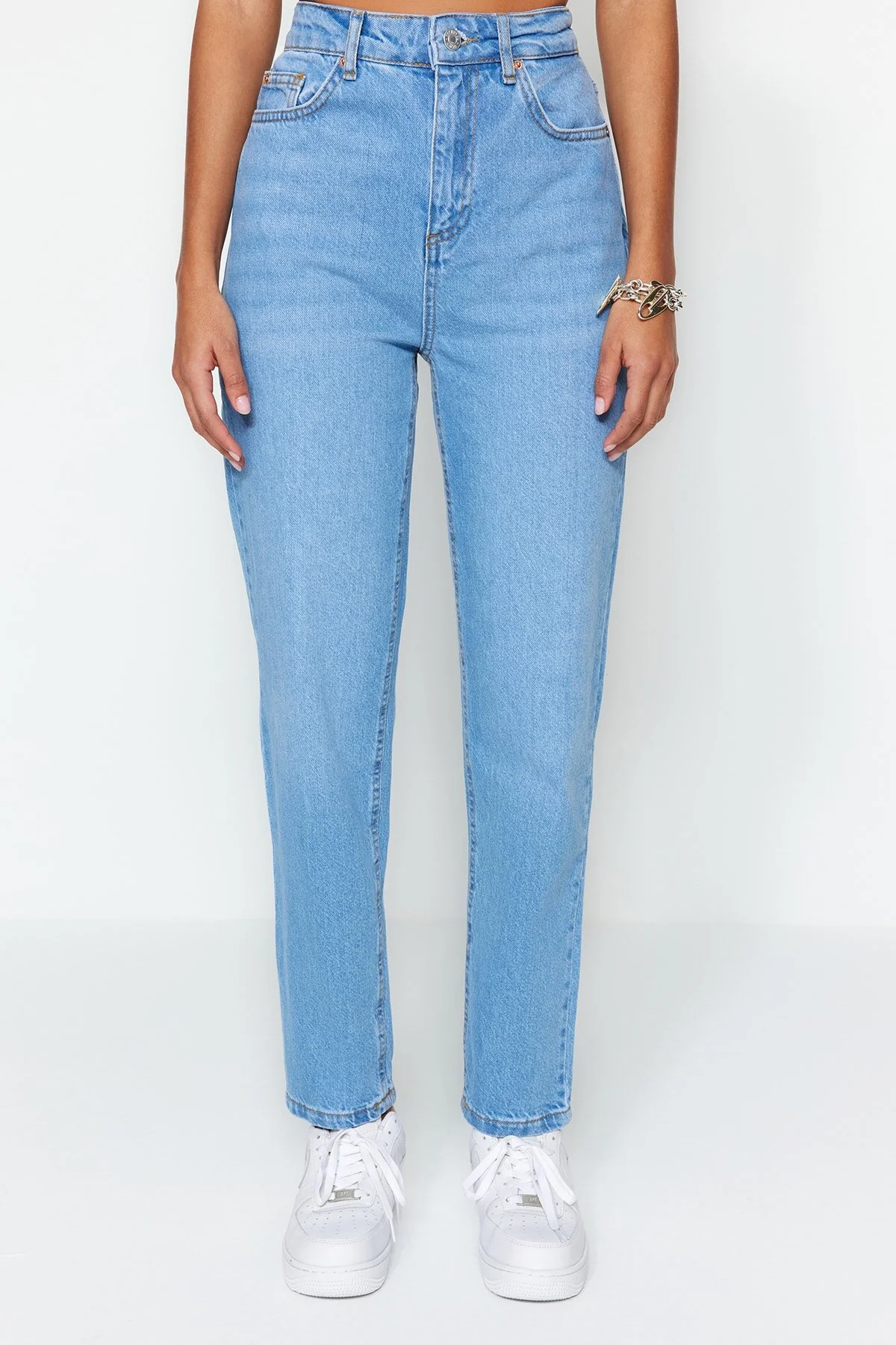 Trendyol Collection  Hellblaue Mom-Jeans mit hoher Taille TWOSS23JE00067