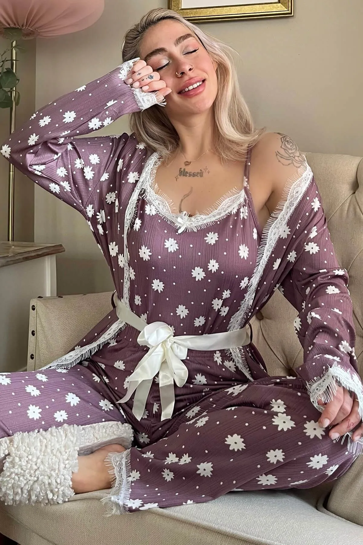 Pijamaevi  Lilafarbenes Pegasus-Pyjama-Set mit Gänseblümchenmuster und Morgenmantel