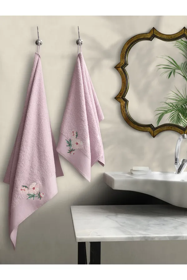 Karna Home  Valdi Set mit 2 bestickten Badetüchern