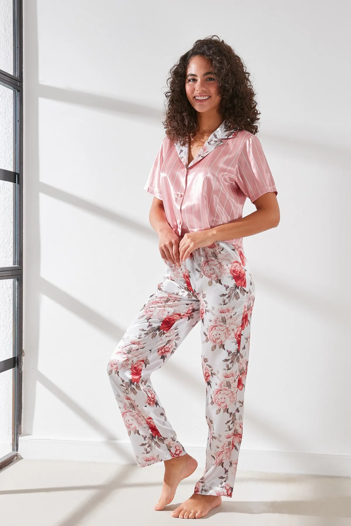 C&City  Damen-Pyjama-Set mit kurzem Hemd und Hose aus Satin 9066 Rosa/Ecru