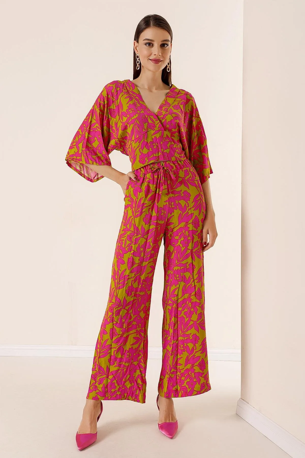 By Saygı  Vorne und hinten V-Ausschnitt, Fledermausärmel, Bluse, elastische Taille, Tasche, Palazzo-Hose, Blumenmuster, 2-teiliges Set