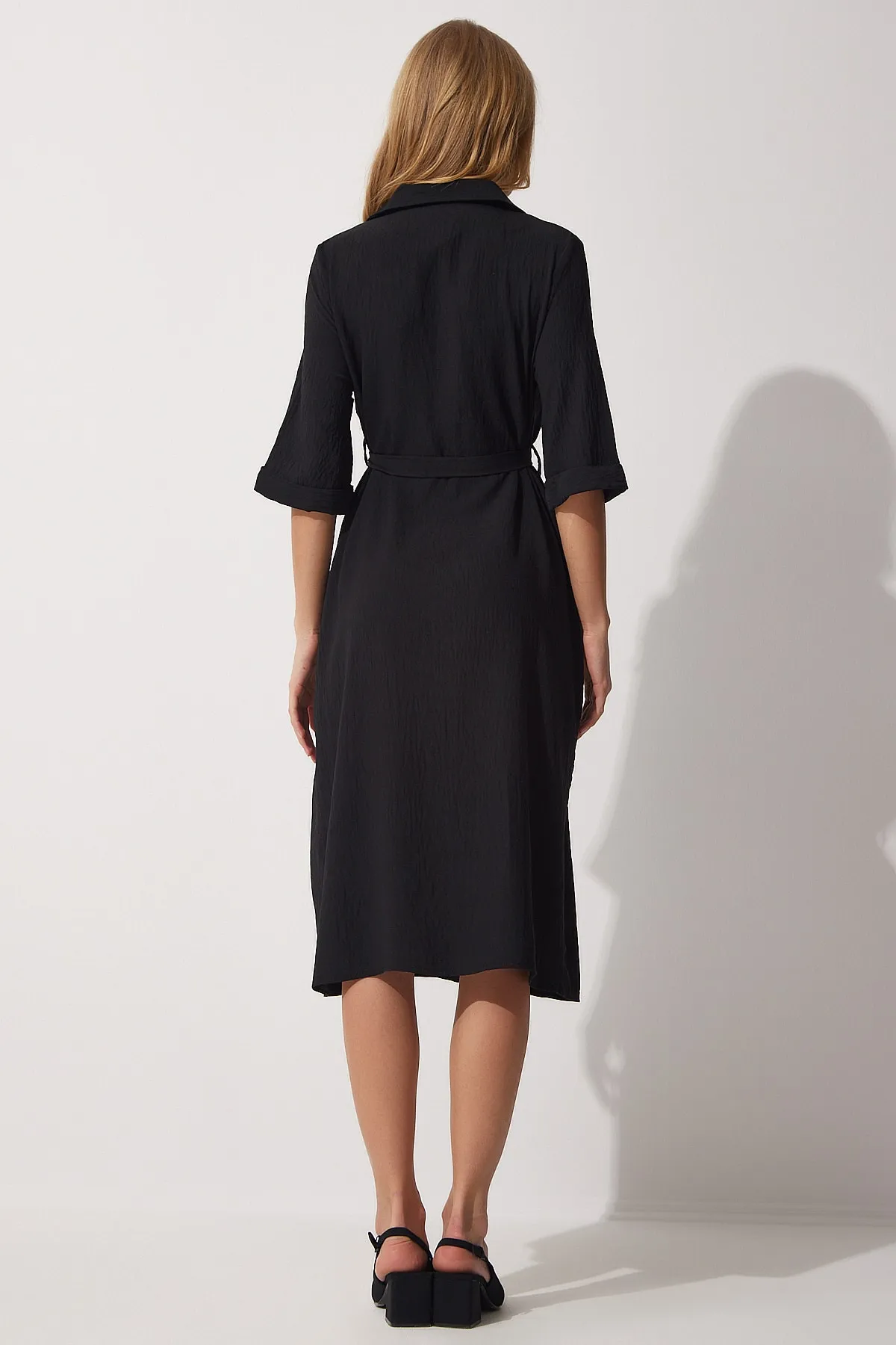 Happiness İstanbul  Schwarzes Sommer-Hemdkleid mit Gürtel für Damen MX00045