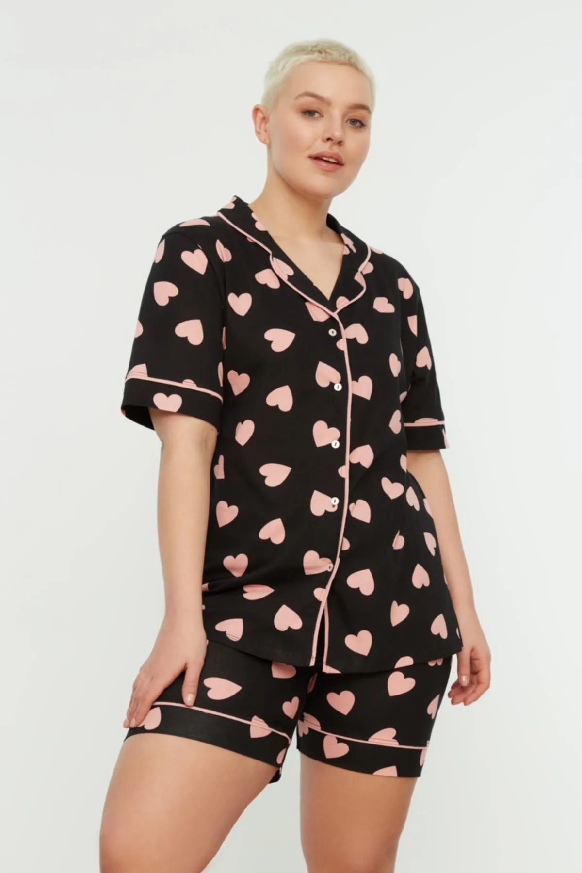 Trendyol Curve  Mehrfarbiges Pyjama-Set mit Herzmuster und Strickpaspelierung TBBSS22PT0224