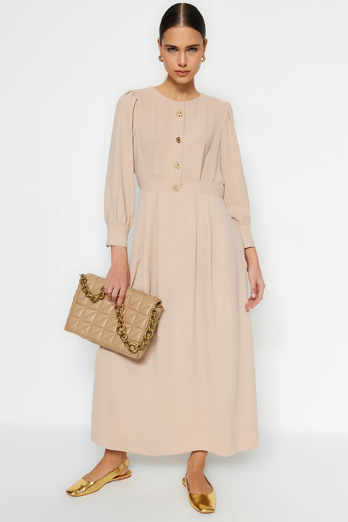Trendyol Modest  Hellbeige Aerobin-Gewebtes Kleid mit goldenen Knöpfen TCTSS23EB00361