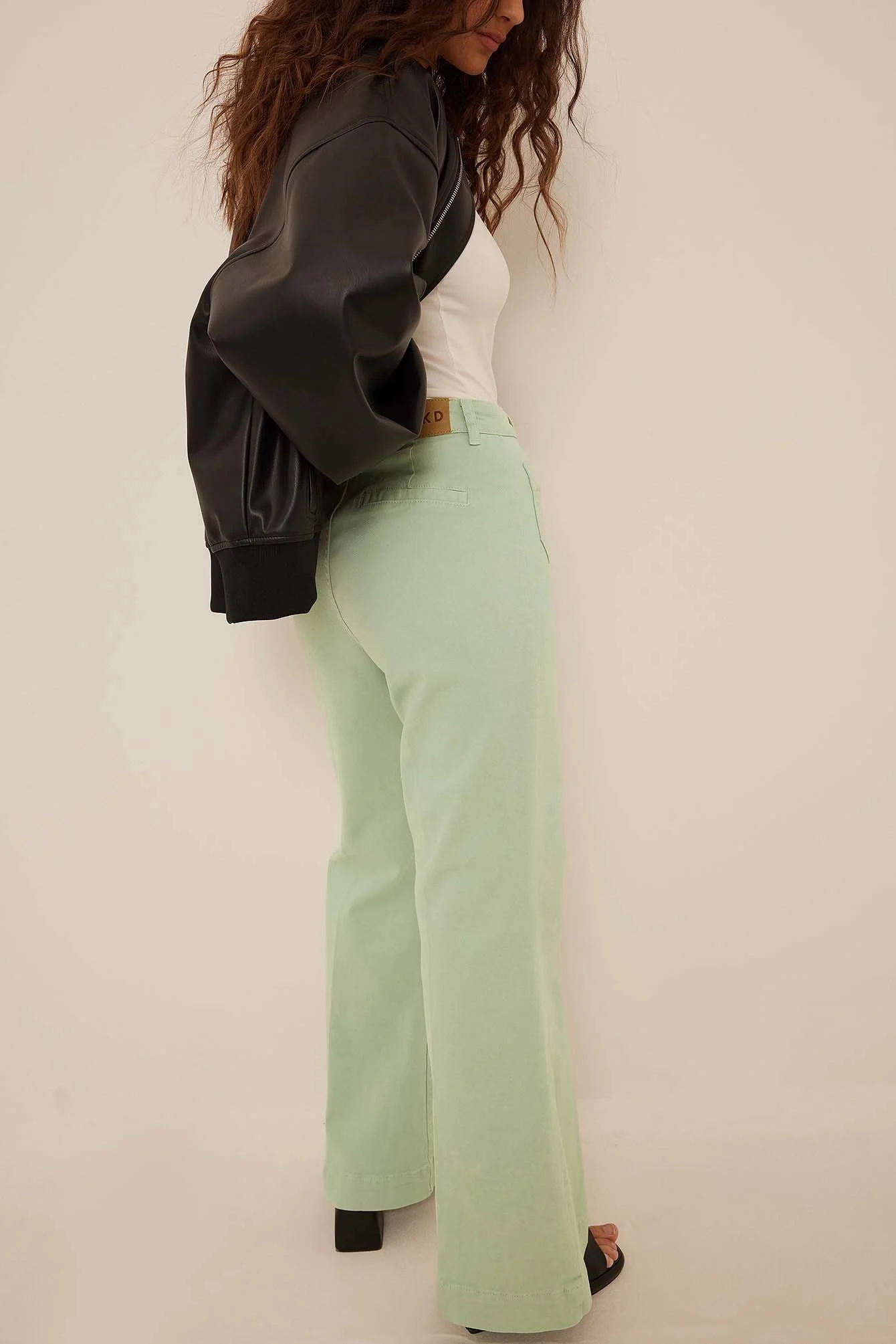 Jeanshose mit weitem Bein und Vordertasche im 70er-Style