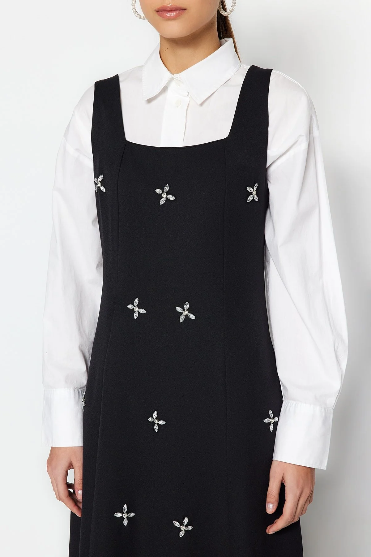 Trendyol Modest  Schwarzes, gewebtes Gilet-Kleid mit quadratischem Kragen und Schmuckstickerei-Details TCTSS23EB00157