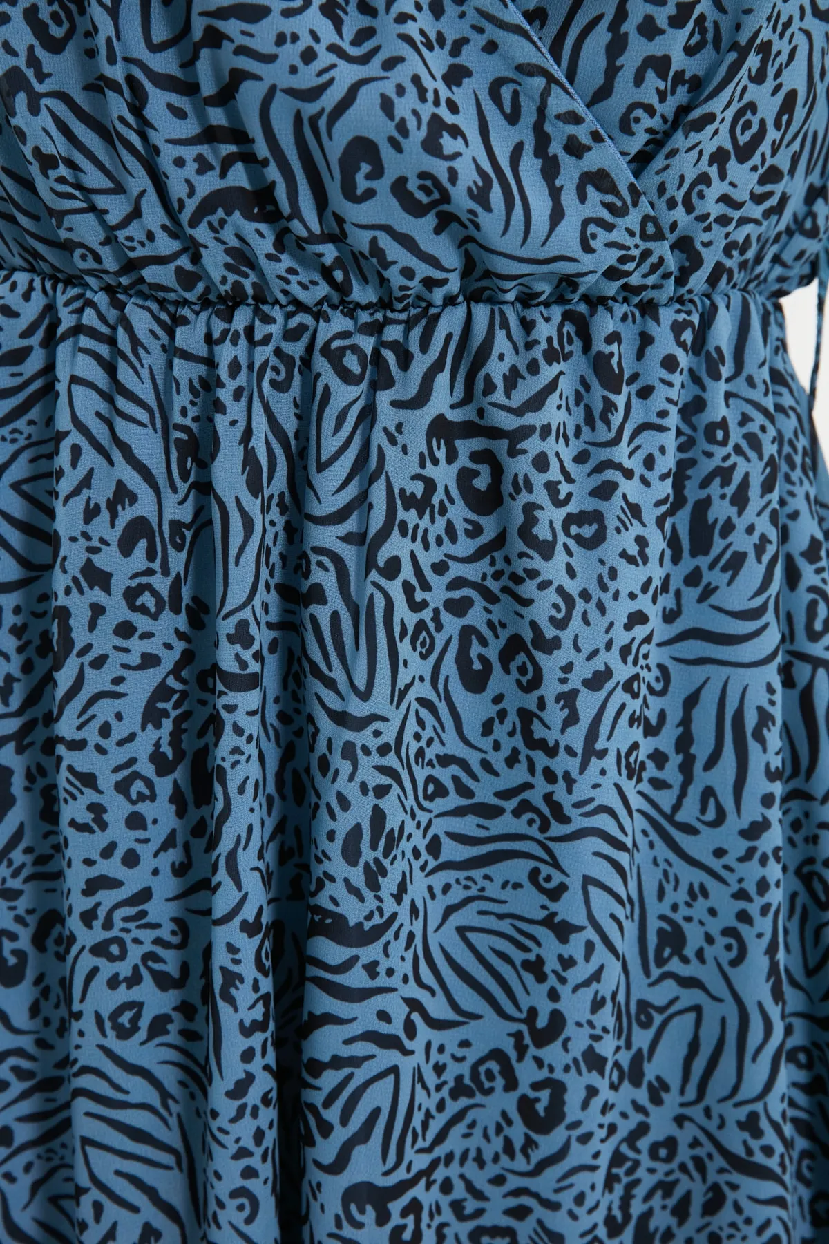 Trendyol Collection  Zweireihiges Mini-Kleid aus Chiffon mit Futter und Animal-Print von Petro TWOAW20EL1628