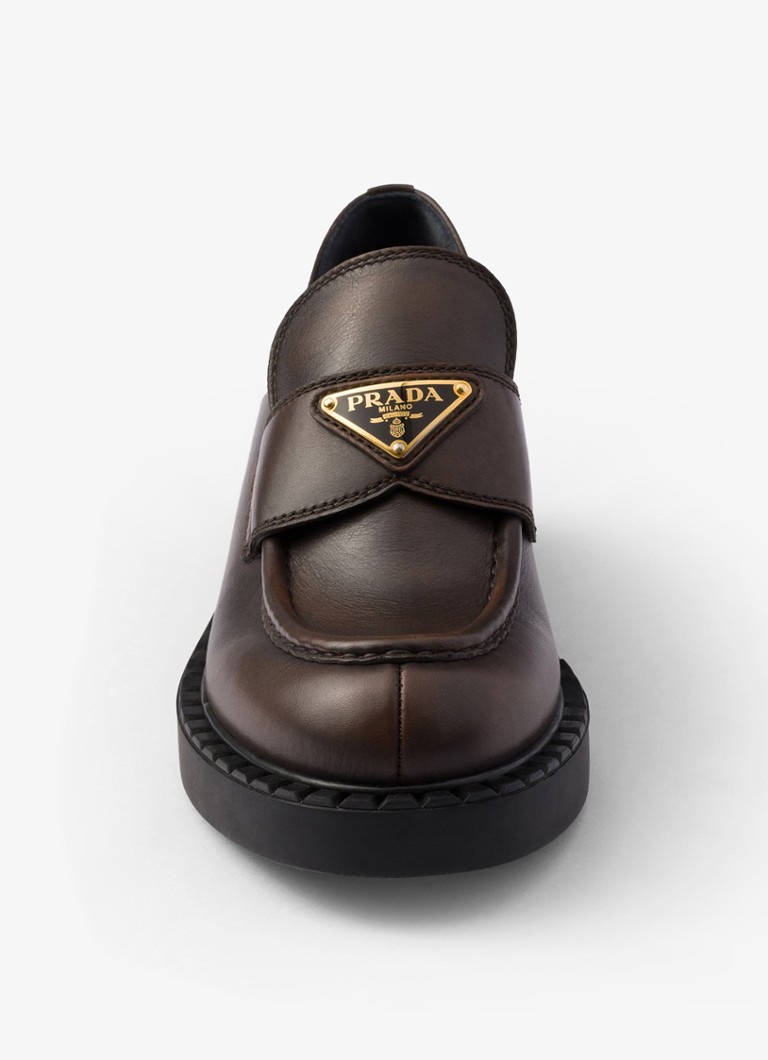 Mocasini Prada din piele de culoarea ciocolatei.