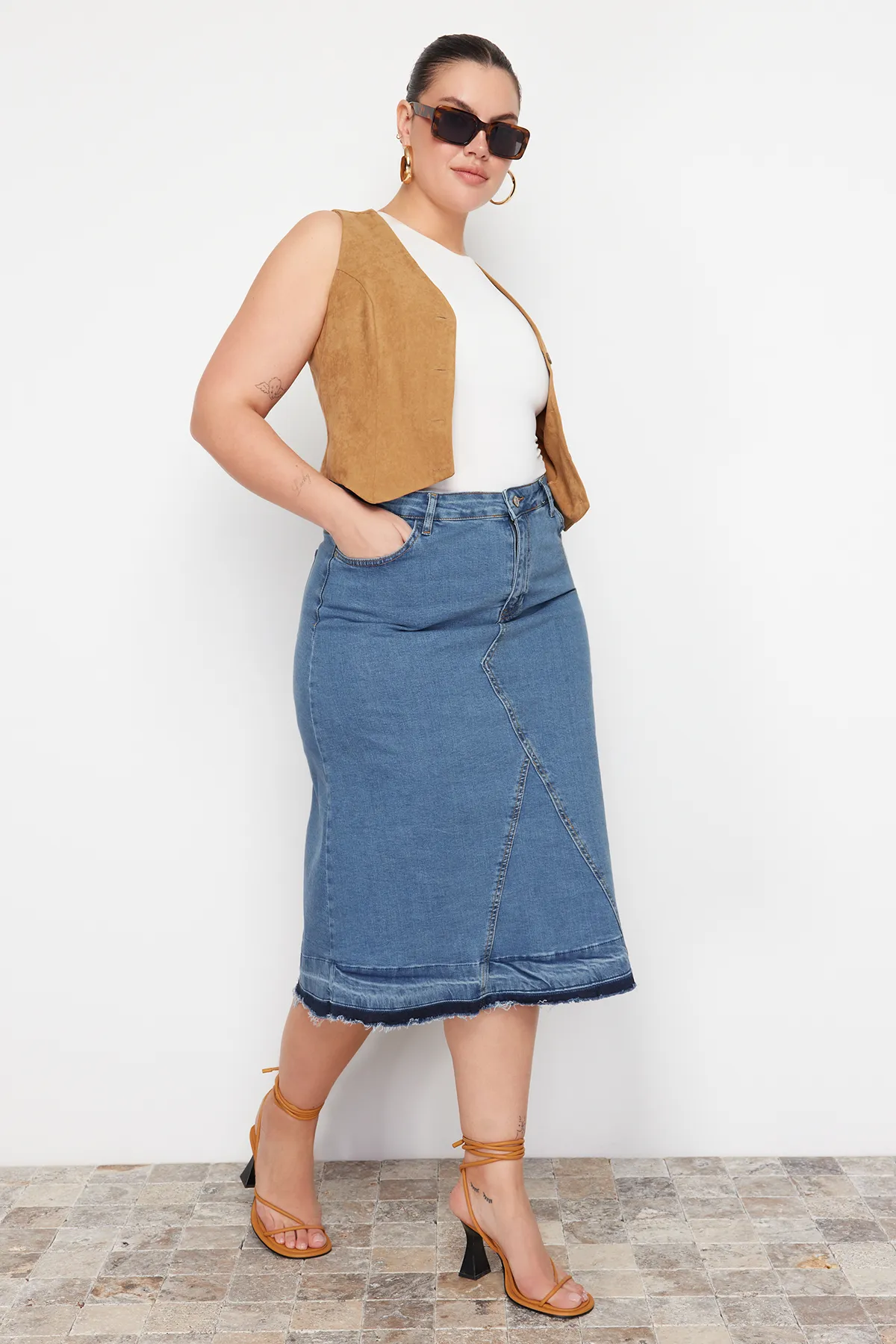Trendyol Curve  Blauer Jeansrock in Blockfarben TBBAW24AZ00025