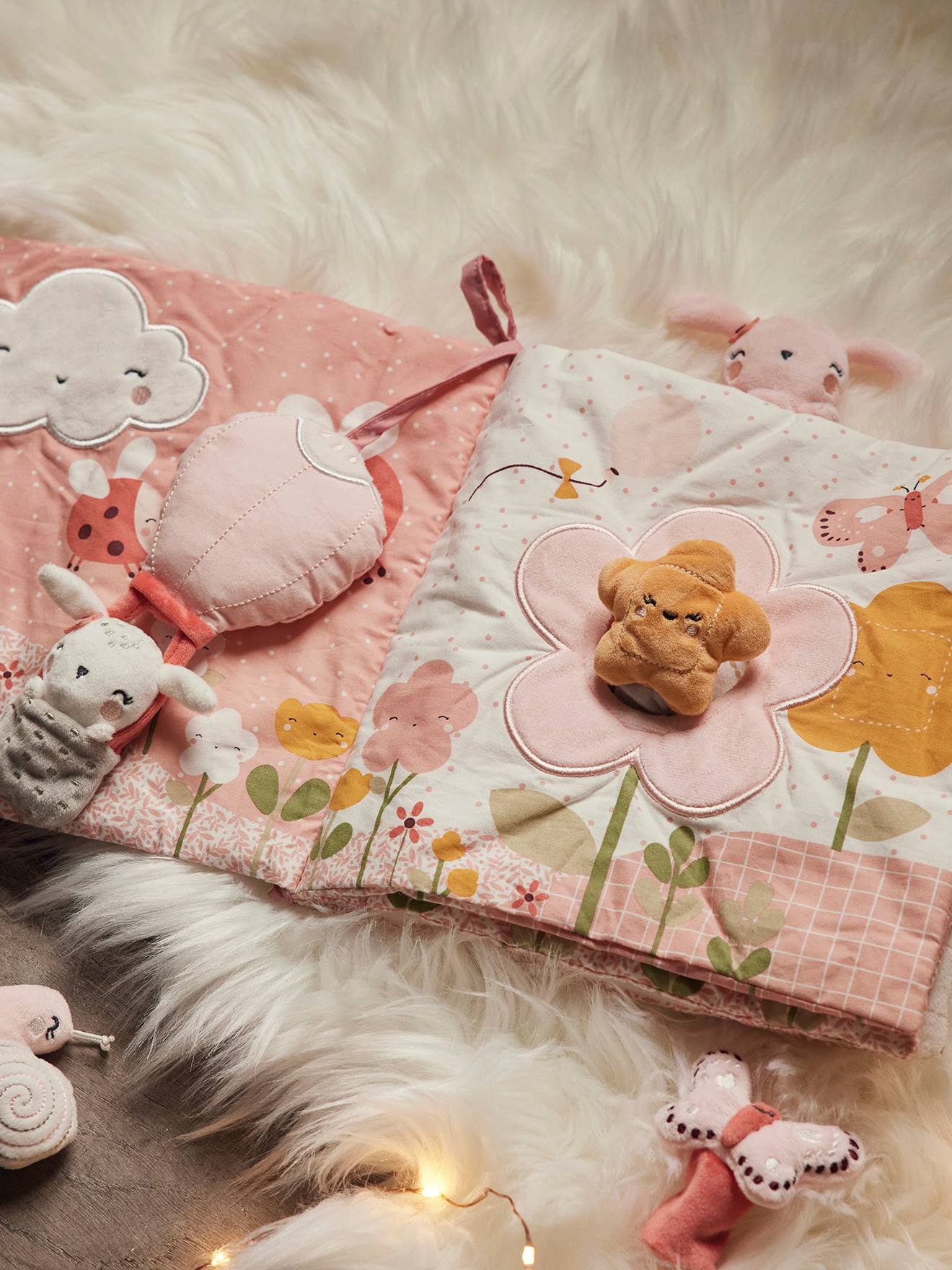 Grand livre d'éveil et marionnettes à doigts en velours PAYS ROSE multicolore