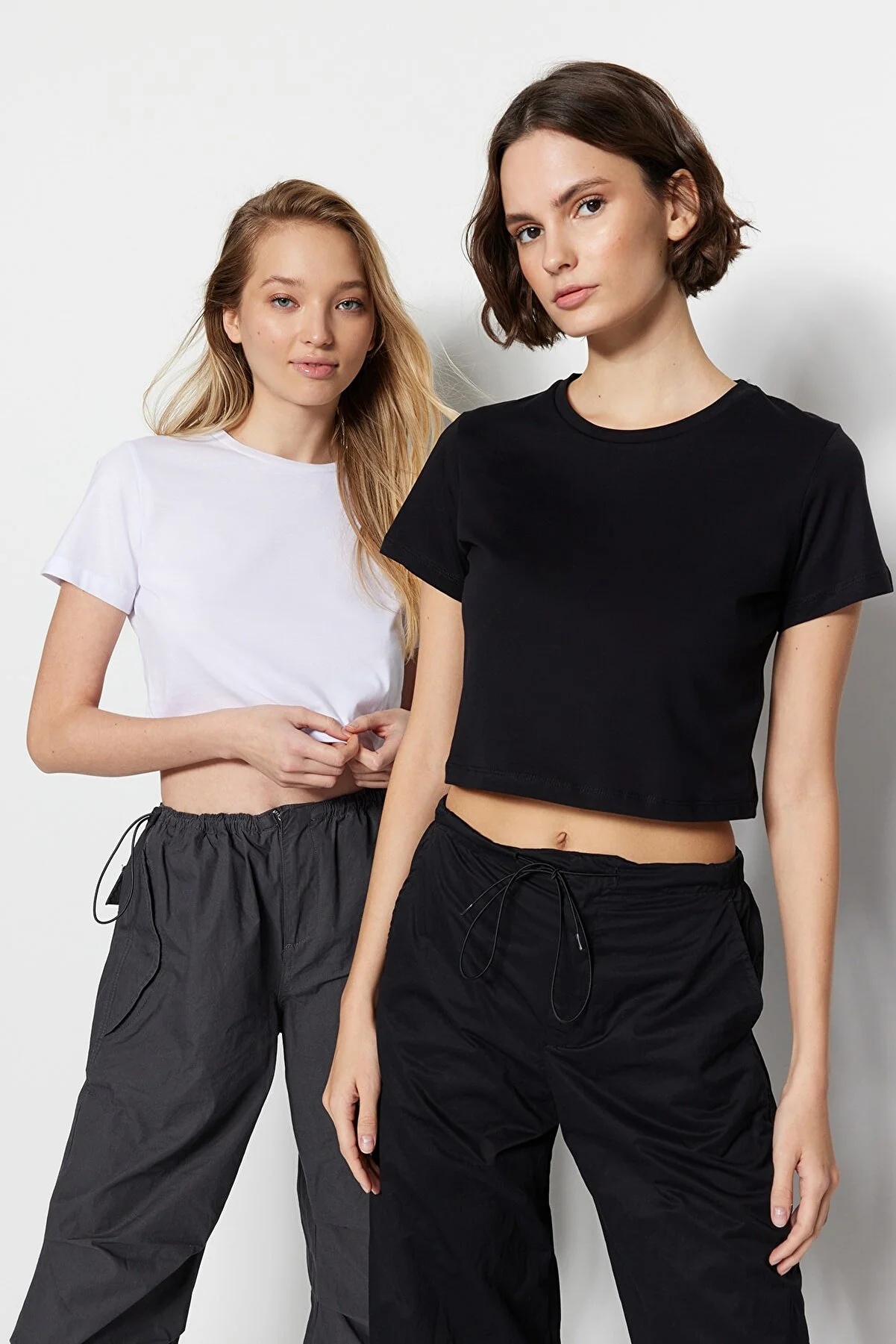 Trendyol Collection  Schwarz-weißes 2er-Pack kurzes Strick-T-Shirt aus 100 % Baumwolle mit Rundhalsausschnitt TWOSS20TS1480